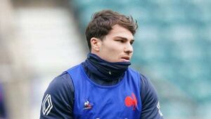 France captain Dupont meeting training goals, to see surgeon on Monday