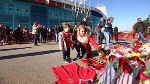 Manchester United fans head to Old Trafford to pay tribute to Bobby Charlton