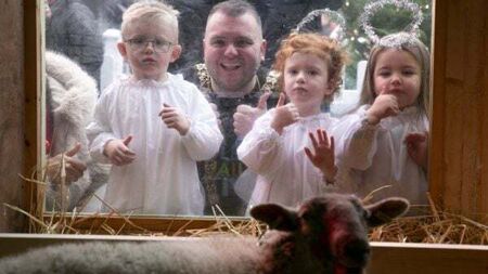 Lord Mayor of Dublin unveils live crib at Mansion House