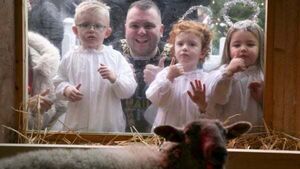Lord Mayor of Dublin unveils live crib at Mansion House