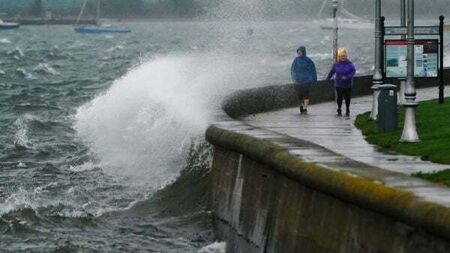 Winds to batter the west as warning issued
