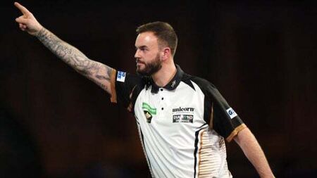 Unbeelievable! Ross Smith stung by wasp on stage after beating Niels Zonneveld