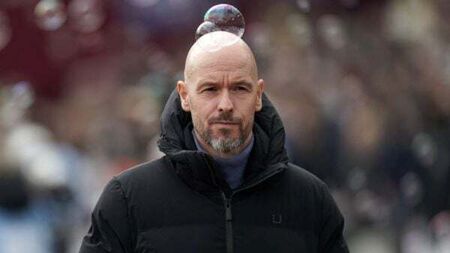 Late goals earn West Ham win over lacklustre Manchester United