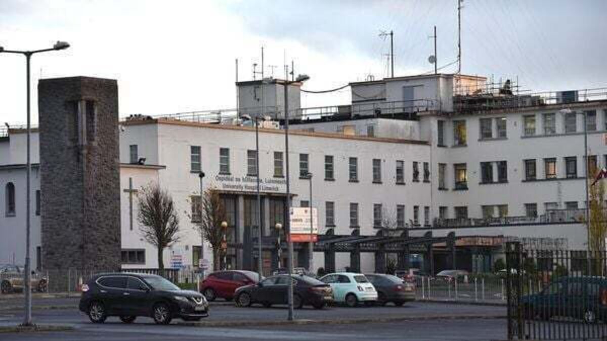 Minister takes aim at weekend discharge rates as trolley count tops 500