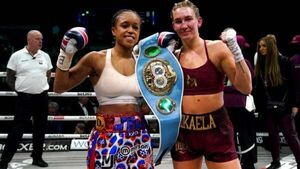 Natasha Jonas retains IBF title after split decision win over Mikaela Mayer