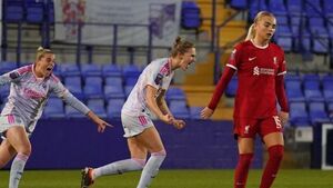 Arsenal and Manchester City both win to keep pace with WSL leaders Chelsea Arsenal and Manchester City both win to keep pace with WSL leaders Chelsea