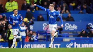 Injury-time goal earns Everton a point from thrilling clash with Spurs
