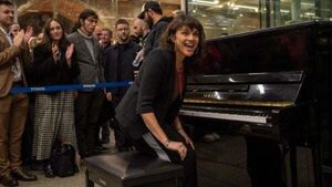 Norah Jones delights passers-by at St Pancras with piano performance
