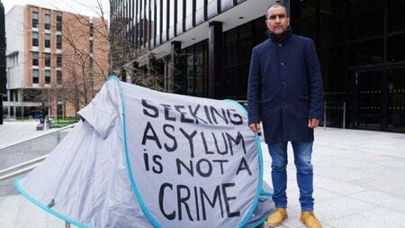 Activists deliver letter demanding accommodation for homeless asylum seekers