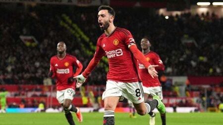 Manchester United overcome more defensive mishaps to beat leaky Sheff Utd