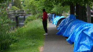 Up to 30 tents pitched along Grand Canal day after 100 cleared