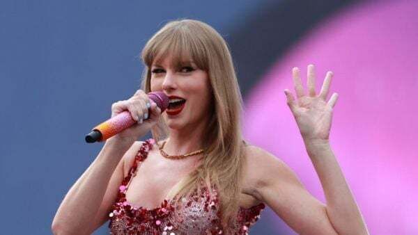 Taylor Swift delights Dublin fans as she praises Irish storytellers and accents
