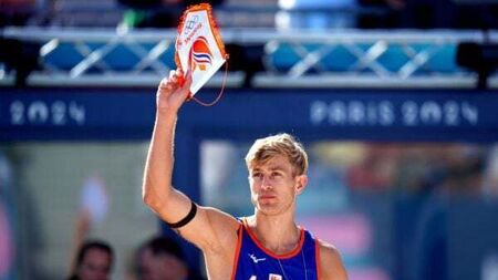 Crowd boos convicted child rapist Steven van de Velde at beach volleyball