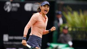 Emma Raducanu overcomes jet lag to win late-night opener in Washington Emma Raducanu overcomes jet lag to win late-night opener in Washington