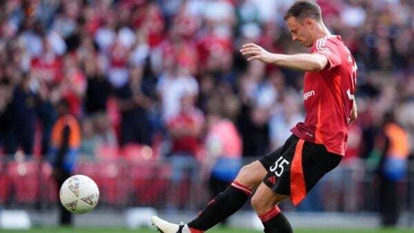 Jonny Evans misses from the spot as City beat United to Community Shield title