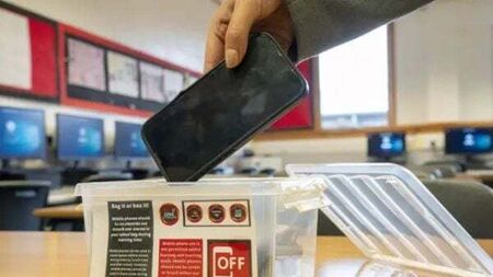 Minister working on plans to ban mobile phones in secondary schools