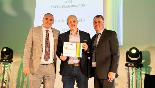 Colm Dowling from Dowling's Gala, Killenard receives his award from David O'Brien and Ben McGinn of Gala Retail Colm Dowling from Dowling's Gala, Killenard receives his award from David O'Brien and Ben McGinn of Gala Retail