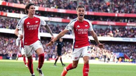Arsenal strike twice in stoppage time to see off stubborn Leicester