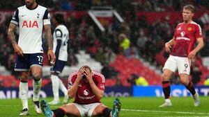 'An absolute disgrace': Gary Neville fumes at Man United after loss to Spurs 'An absolute disgrace': Gary Neville fumes at Man United after loss to Spurs