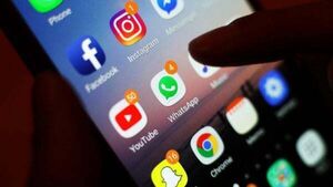 Taoiseach accuses Sinn Féin of ‘hypocrisy’ over opposition to phone pouch scheme