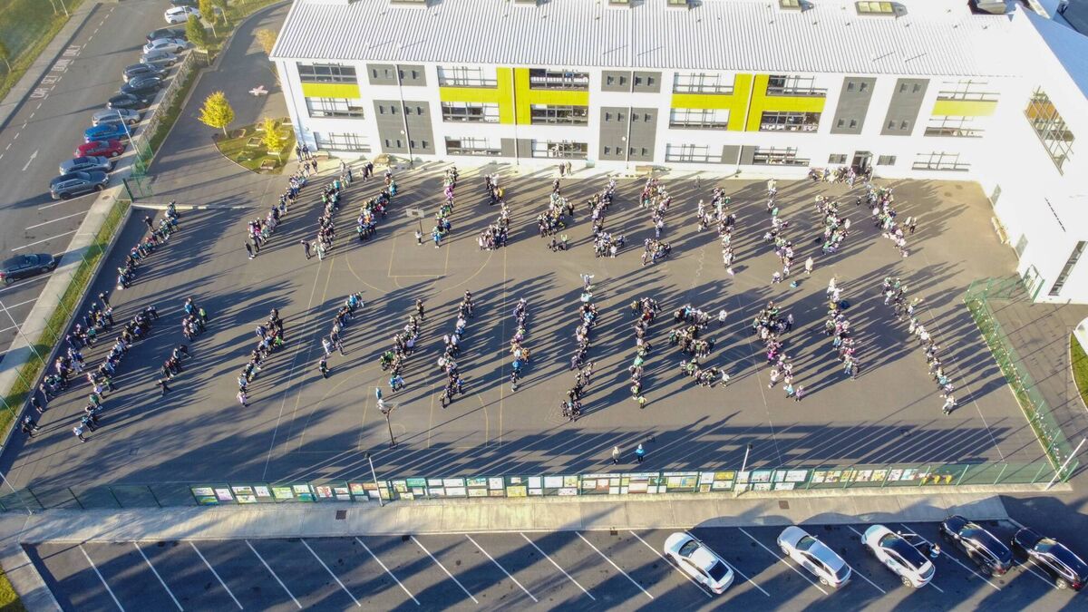 Local primary school shows its support to Portlaoise minor and senior football teams