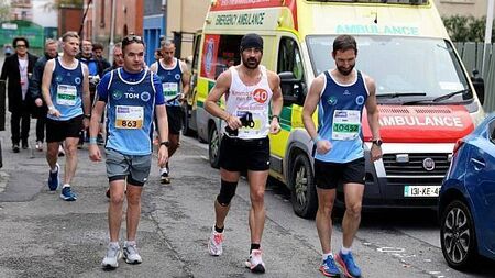 Gardaí switch to blue running vests to flank Colin Farrell in the Dublin Marathon