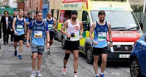Gardaí switch to blue running vests to flank Colin Farrell in the Dublin Marathon