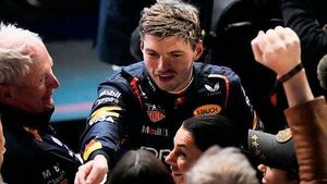 Max Verstappen wins chaotic Qatar Grand Prix as Lewis Hamilton struggles again Max Verstappen wins chaotic Qatar Grand Prix as Lewis Hamilton struggles again