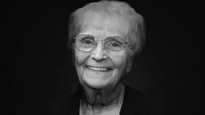 Long-serving Manchester United receptionist Kath Phipps dies aged 85 Long-serving Manchester United receptionist Kath Phipps dies aged 85