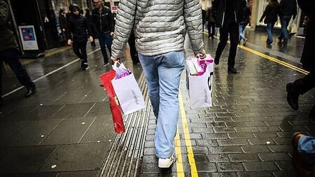 Men rush to shops on December 23rd for last minute Christmas gifts, data shows