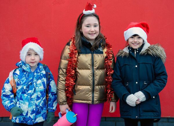 Gaelscoil Phortlaoise pupils dressed up with their Christmas hats and tinsel when they took part in the Santa Stroll. Photo: Rene PR Design