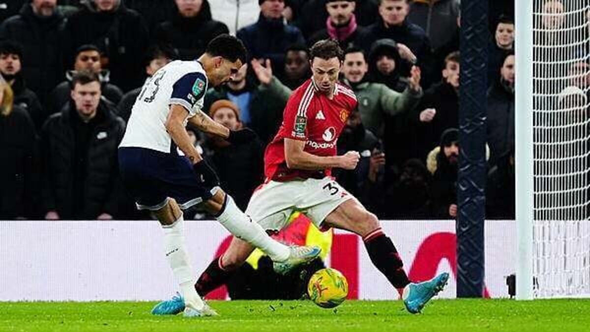 Solanke double helps Tottenham see off Man Utd in thrilling cup tie