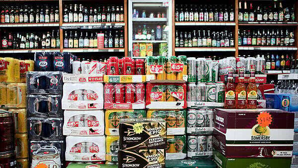 Pair armed with knives threaten staff at off-licence