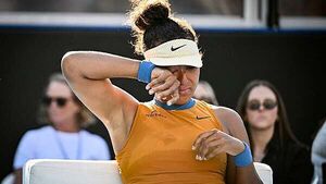 Naomi Osaka retires from Auckland final in injury scare ahead of Australian Open Naomi Osaka retires from Auckland final in injury scare ahead of Australian Open
