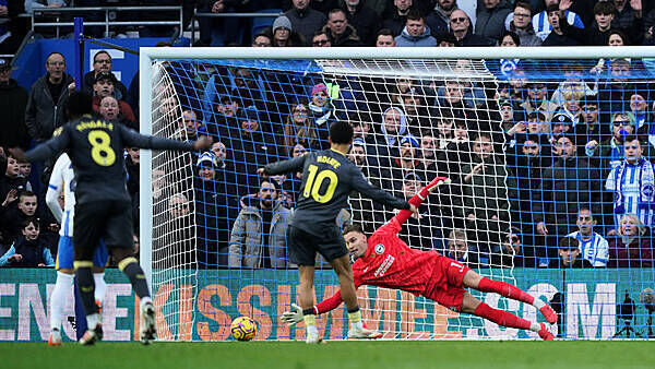 Controversial Iliman Ndiaye penalty earns Everton hard-fought win over Brighton