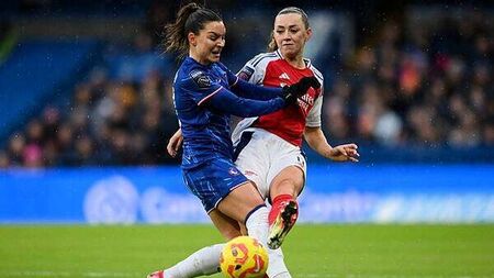 Reiten penalty gives Chelsea 1-0 win as Arsenal's Katie McCabe sees red