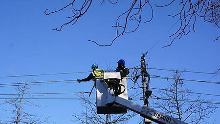 Over 100,000 people still without power as ESB to review impact of Storm Éowyn