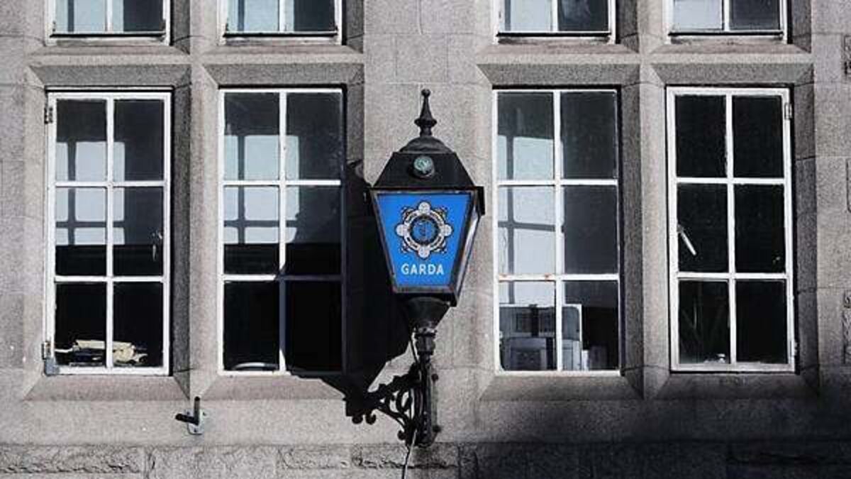 Man (30s) arrested after stand-off with gardaí following armed robbery