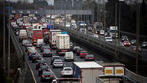 Traffic chaos on major motorway after five-car pile up
