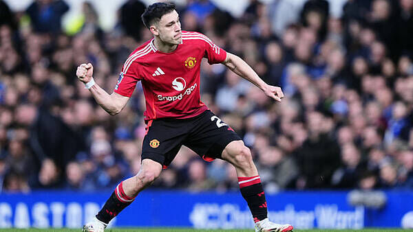Manchester United turn around ’embarrassing’ display to snatch draw at Everton