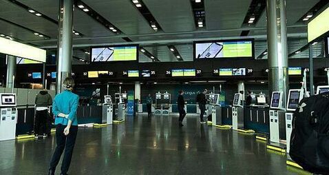 Airport worker who told Aer Lingus rep to 'f....off' will get early High Court hearing over dismissal