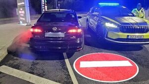 Car drove towards Portlaoise gardaí on wrong side of the road Car drove towards Portlaoise gardaí on wrong side of the road
