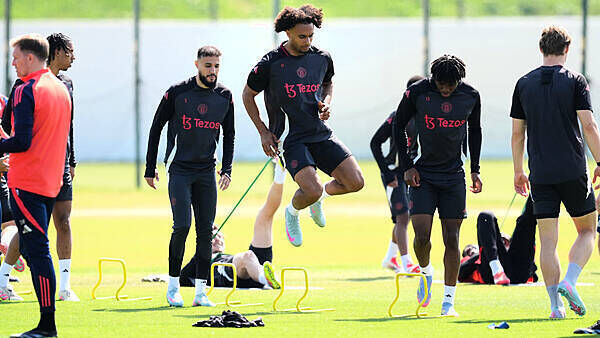 Joshua Zirkzee, Diogo Dalot and Leny Yoro train as Man Utd prepare for EL final