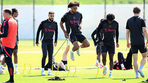 Joshua Zirkzee, Diogo Dalot and Leny Yoro train as Man Utd prepare for EL final