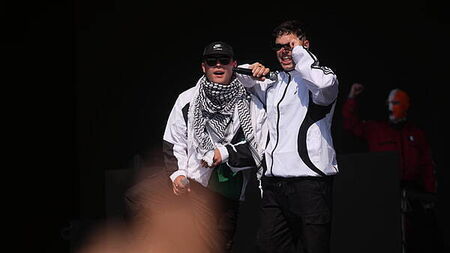 In Pictures: Glastonbury fans beat the heat as Kneecap and Pulp perform