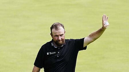 Shane Lowry offers hope to chasing pack at Open with final-round 66