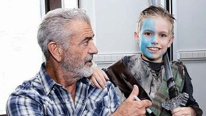 Mel Gibson poses for selfies with fans in Co Meath to mark 30 years of Braveheart film