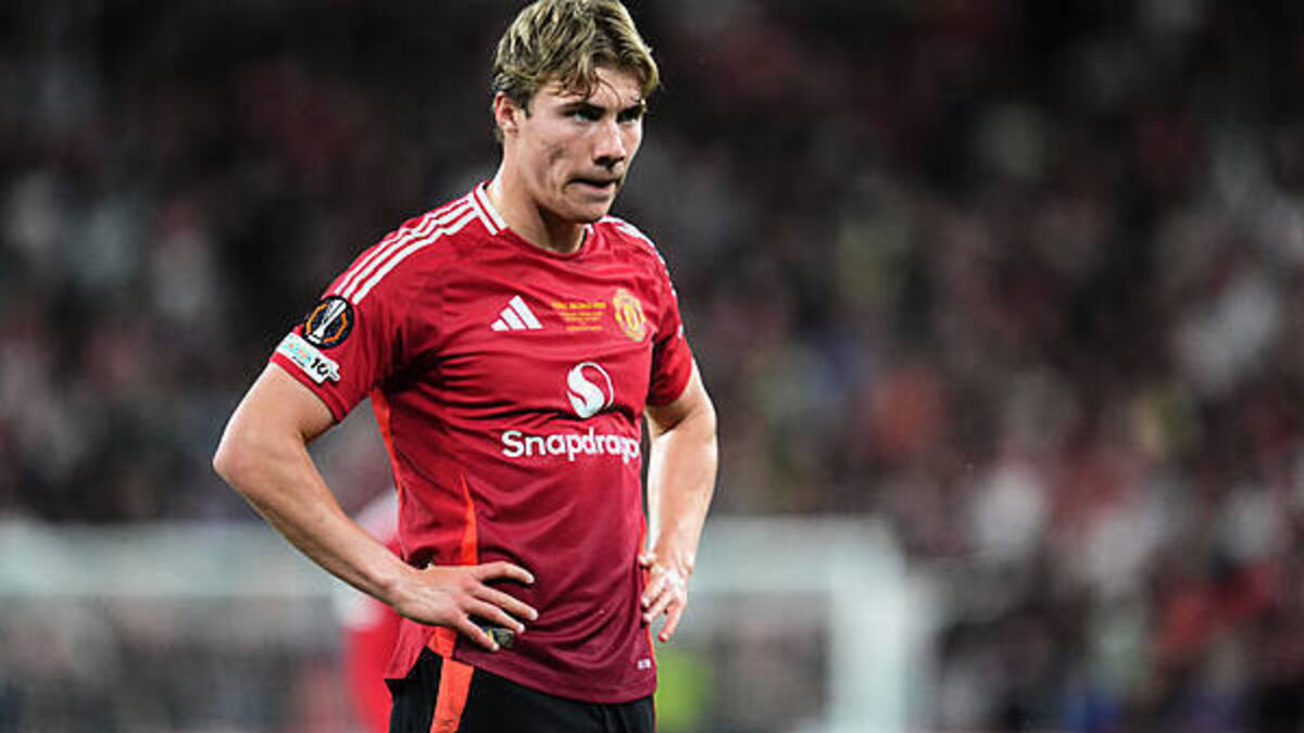 Rasmus Hojlund available to face Grimsby despite rumours of Man Utd exit