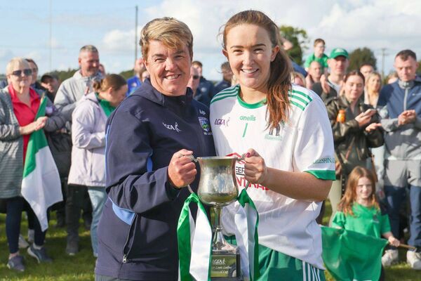 Martina Phelan, Chairperson Laois LGFA present Killeshin's Siobhan Dowling with the junior championship trophy Photo: Paul Dargan