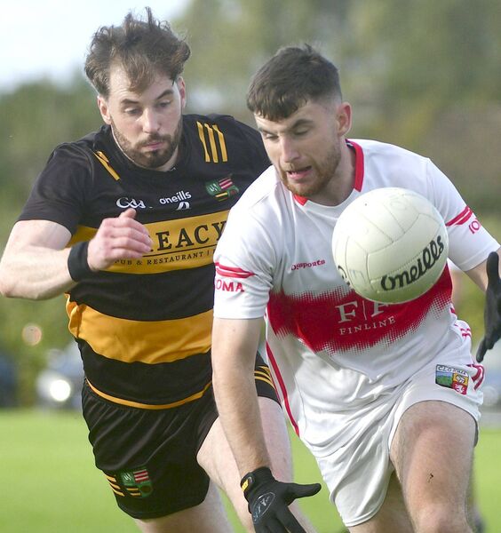 Emo's Ross Meredith drives around The Heath's Alan Whelan in their SFC 'B' semi-final Photo: Denis Byrne